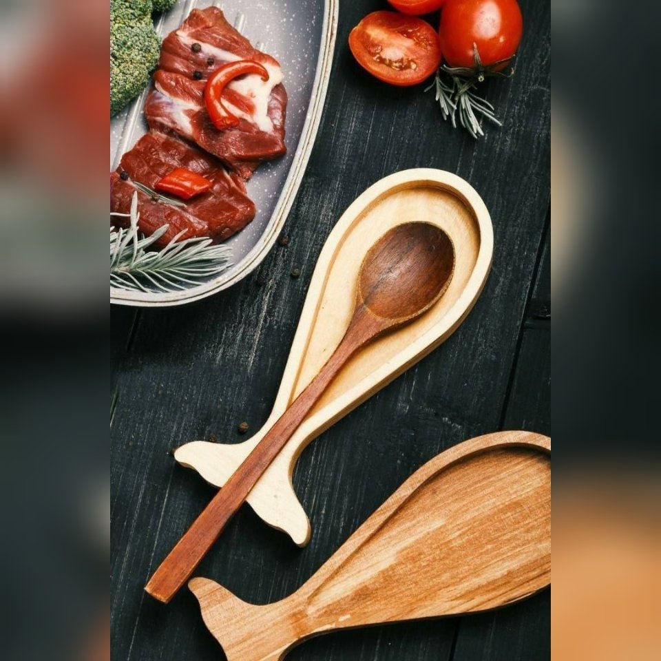 زیر قاشقی چوبی کنار گازی طرح ماهی
