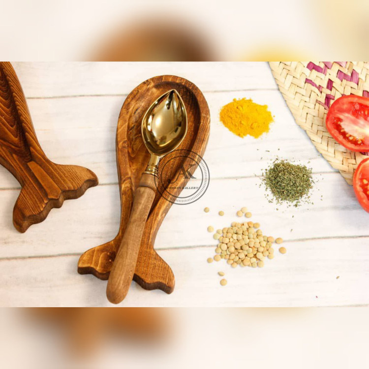 زیر قاشقی چوبی کنار گازی طرح ماهی