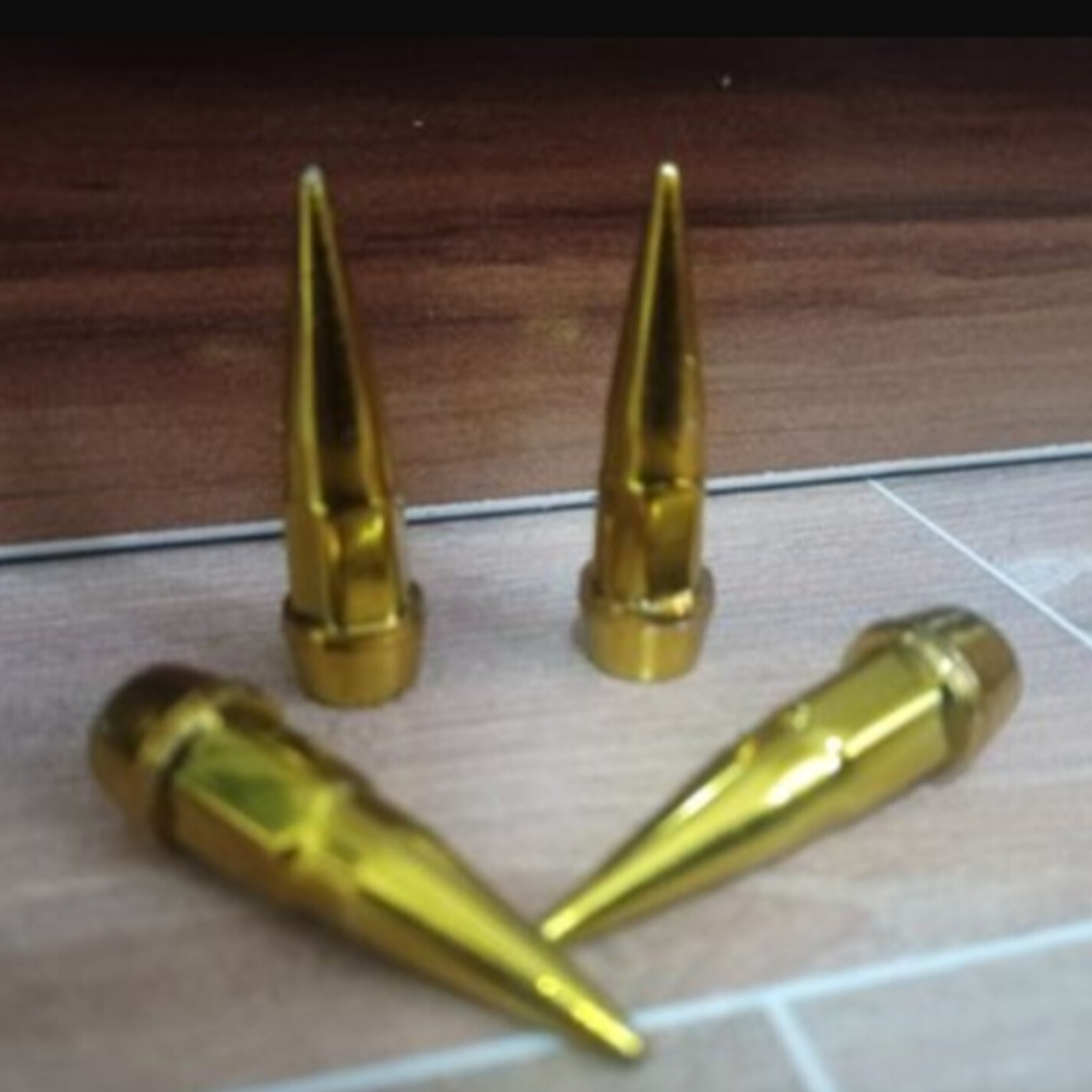 سر والف لاستیک خودرو موتور سیکلت طلایی مجموعه 4عددی شیک و زیبا